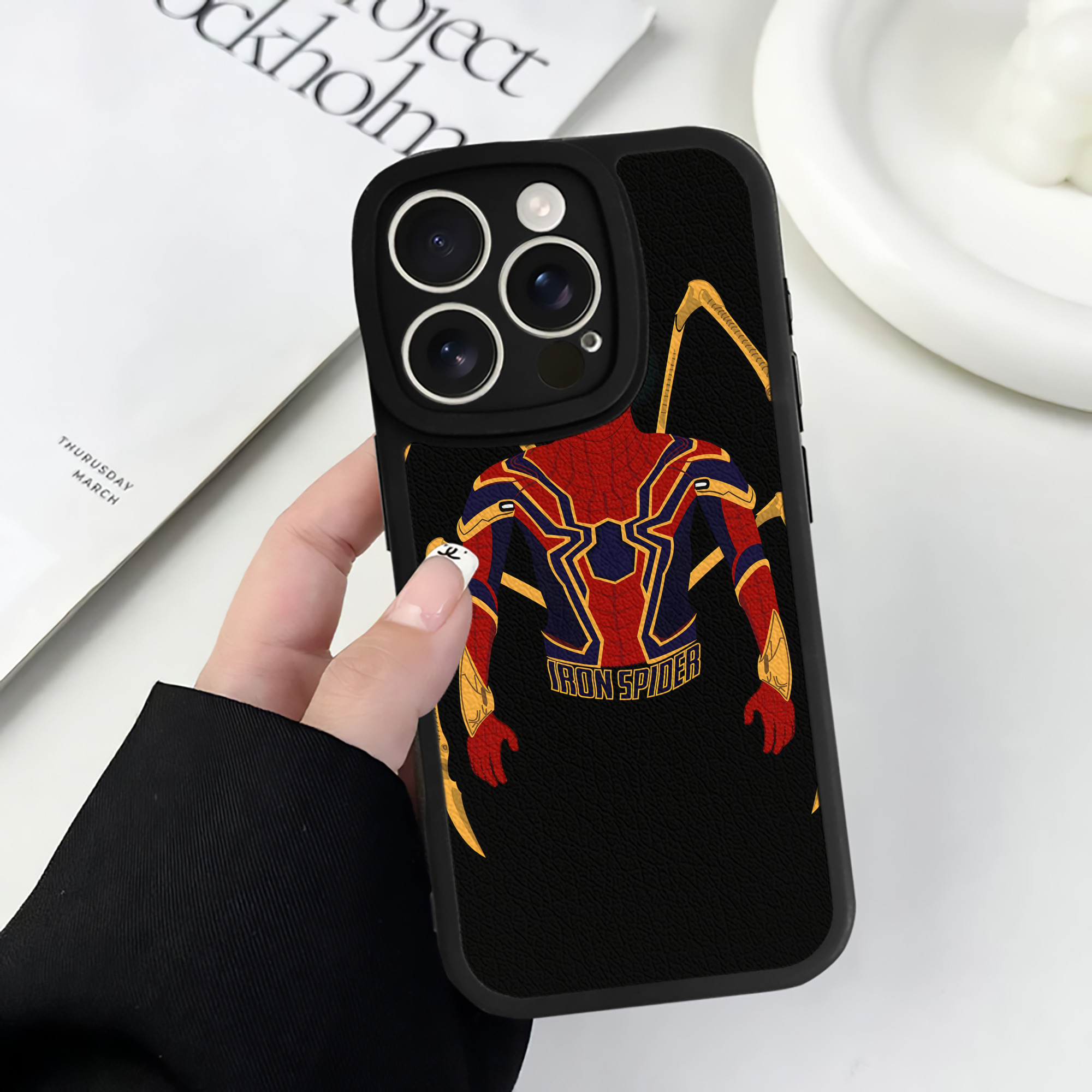 （画像用） アベンジャーズ The Avengers 【iPhone 16シリーズ対応】シリコンスマホケース（レザー調） 材質：シリコン
